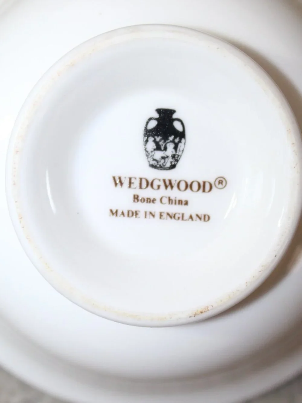 Set of 2 Tea Cups & Saucers Wedgwood Whitehall W3994 Powder Ruby Bone China